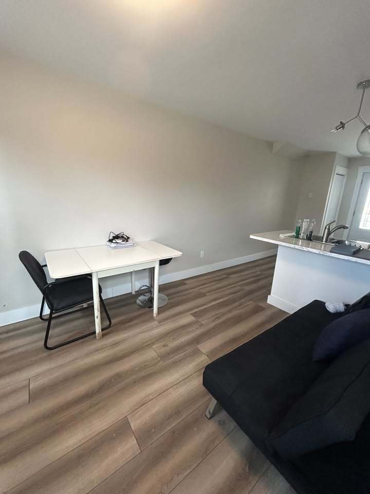 117 Elmwood Dr - 2- main level property image