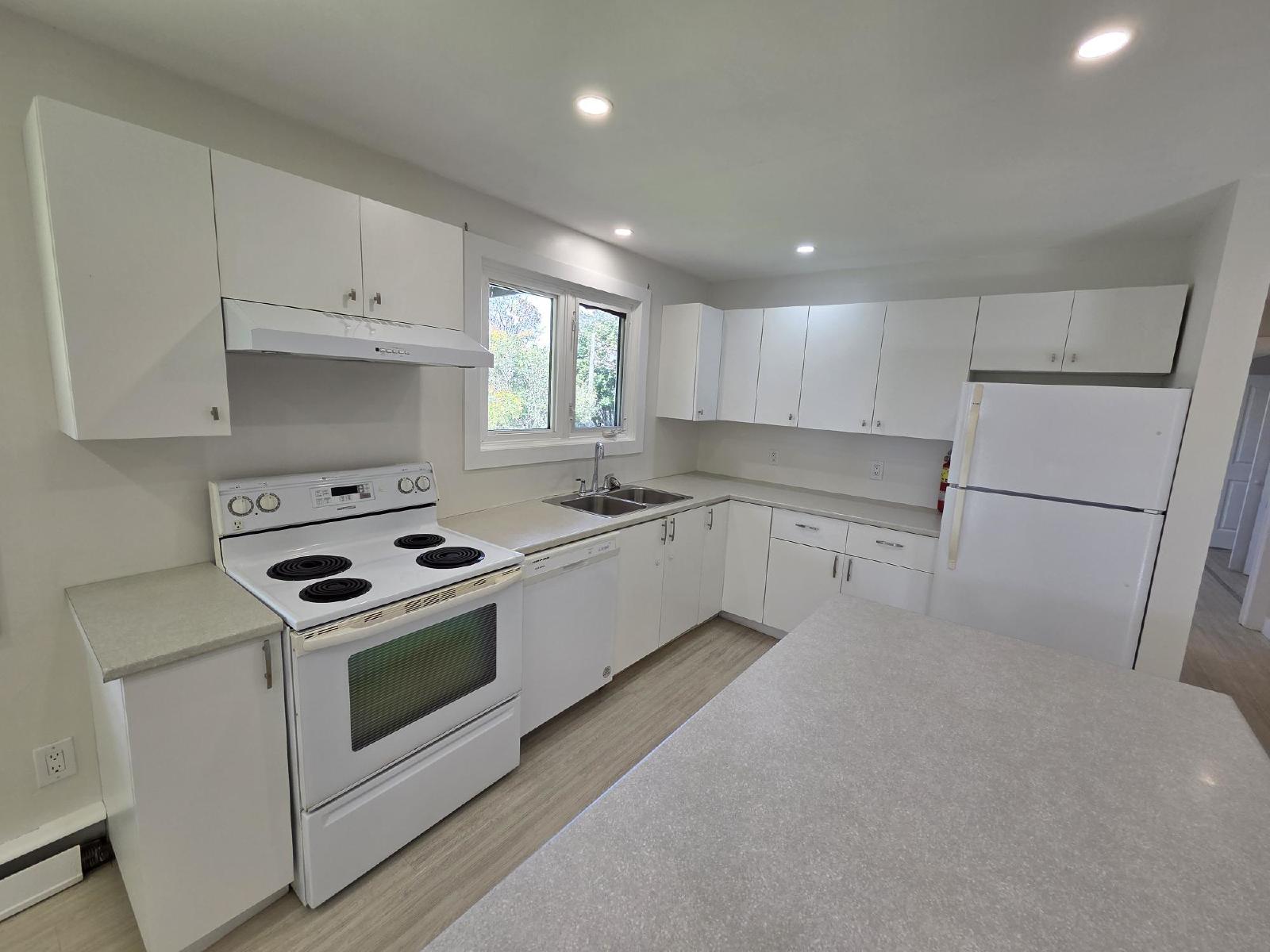 35 McLaughlin Crescent - 2 (Lower) property image