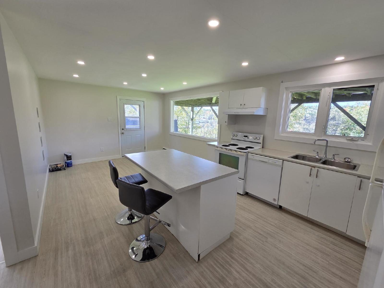 35 McLaughlin Crescent - 2 (Lower) property image