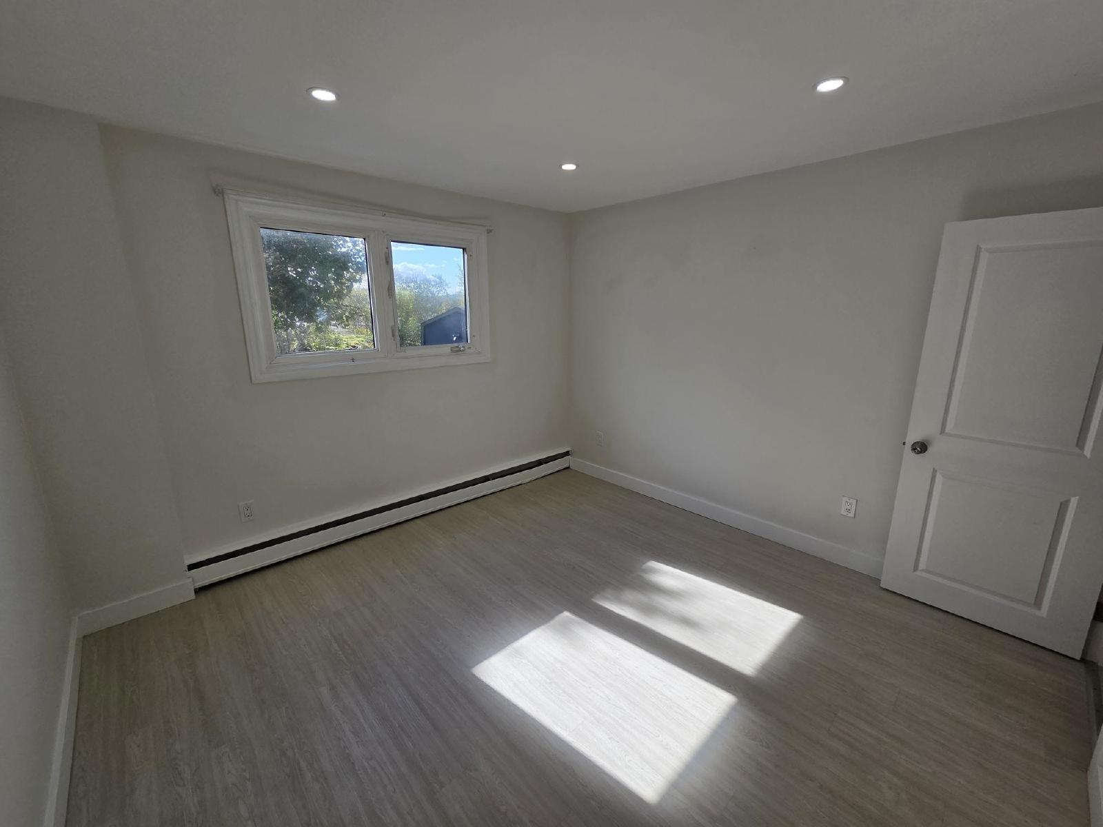 35 McLaughlin Crescent - 2 (Lower) property image