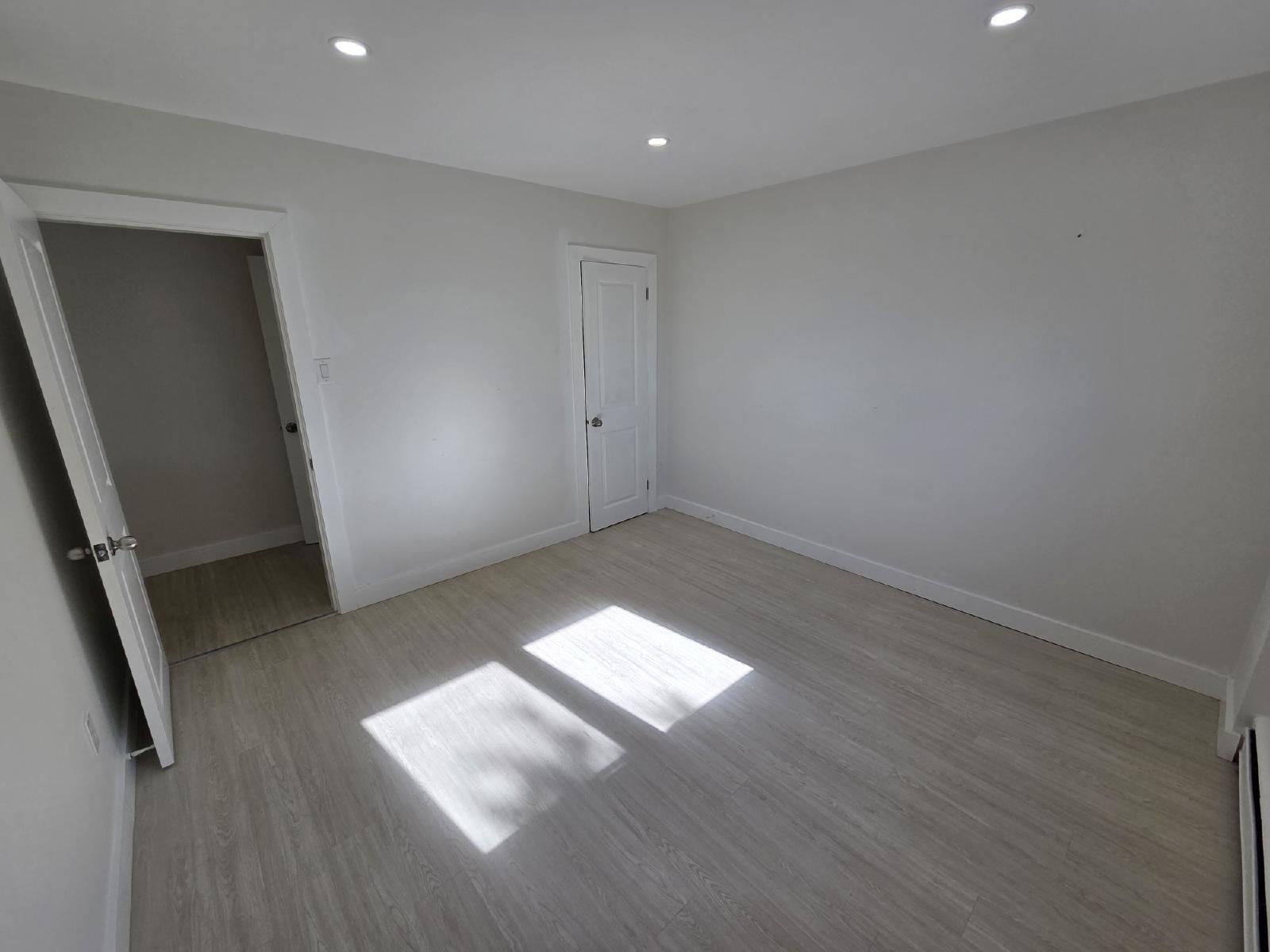 35 McLaughlin Crescent - 2 (Lower) property image