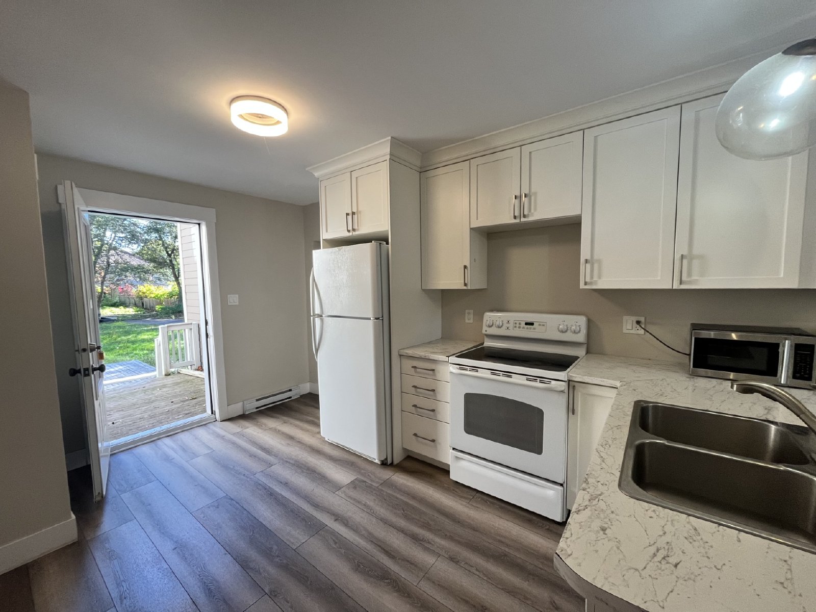 117 Elmwood Dr - 2- main level property image