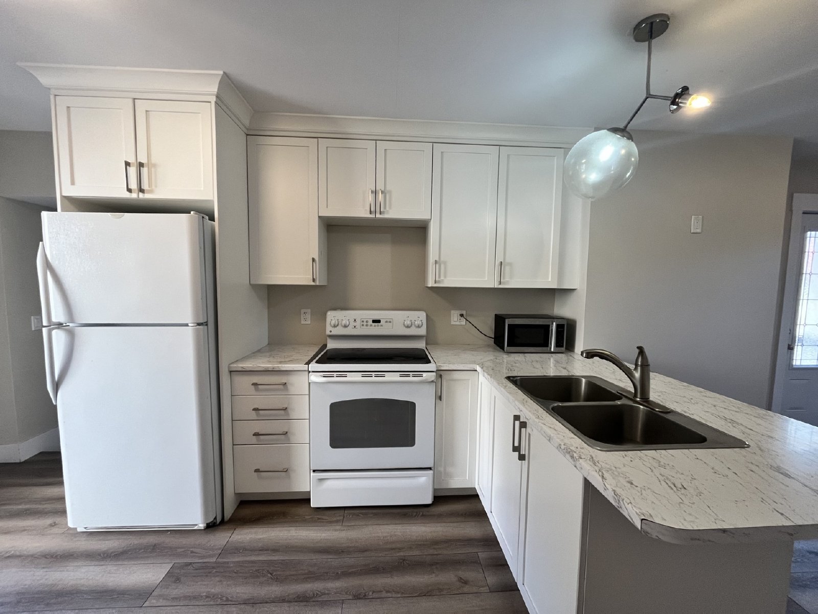 117 Elmwood Dr - 2- main level property image