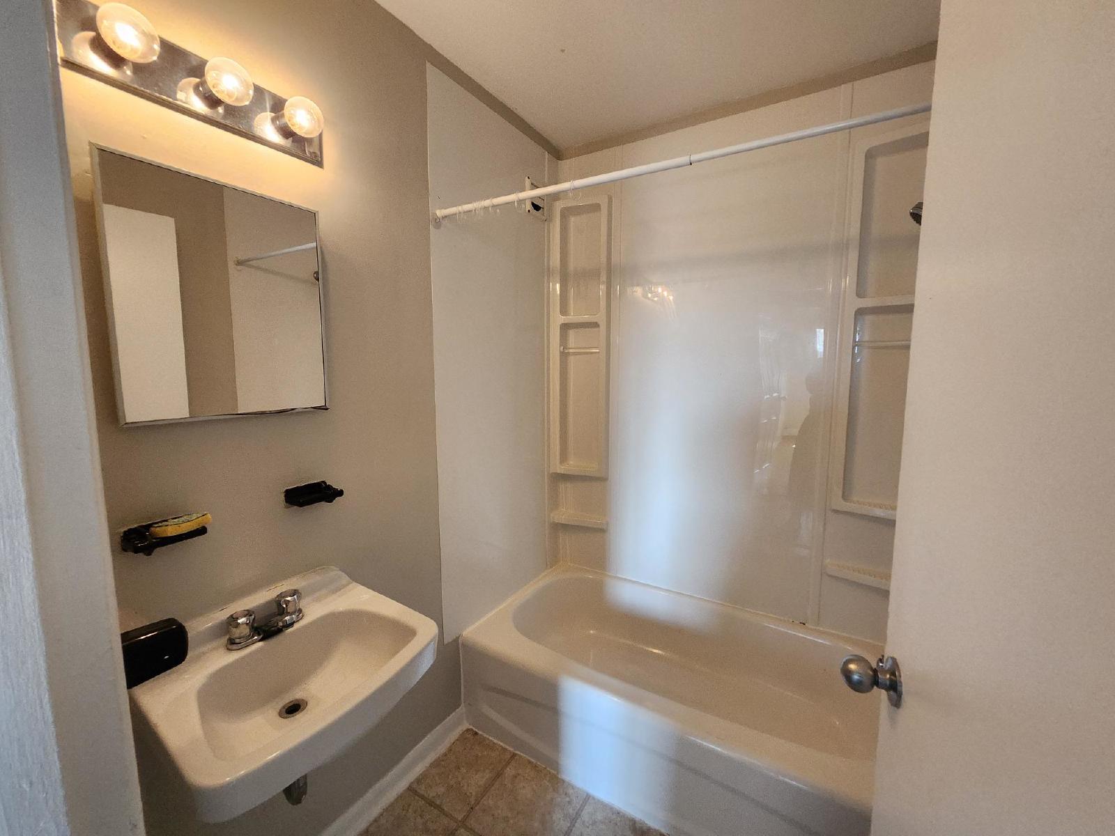 14 Reading Crescent - 8 property image